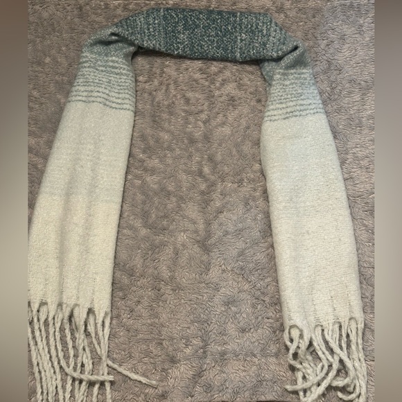 Oversized Ombré scarf with fringe - Picture 5 of 8